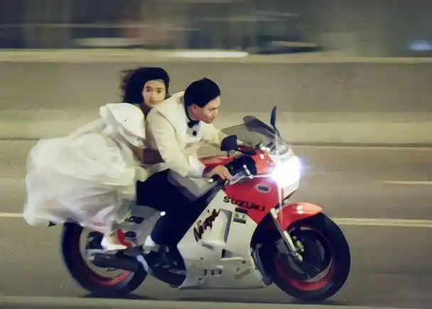 《天若有情》:刘德华和吴倩莲用摩托车诠释了什么是真爱_电影_爱情