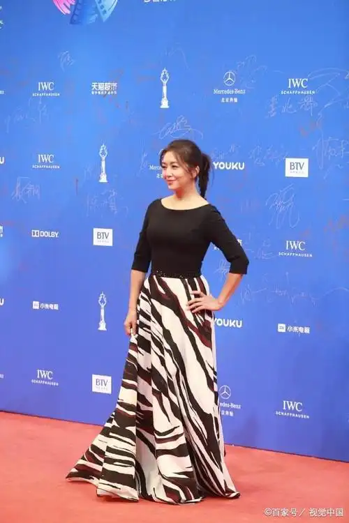 江珊旧照颜值不比港星差,现52岁是妈妈辈的穿衣典范,优雅又显瘦