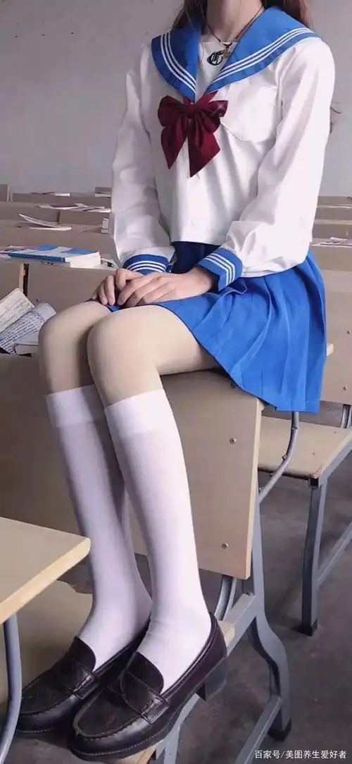 蓝浅色基础款水手服搭配白色长筒袜