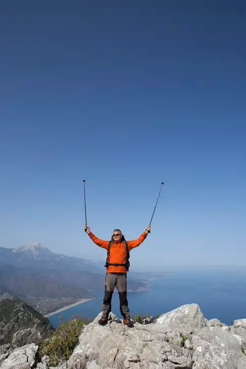 旅行者站在一座山上望向大海