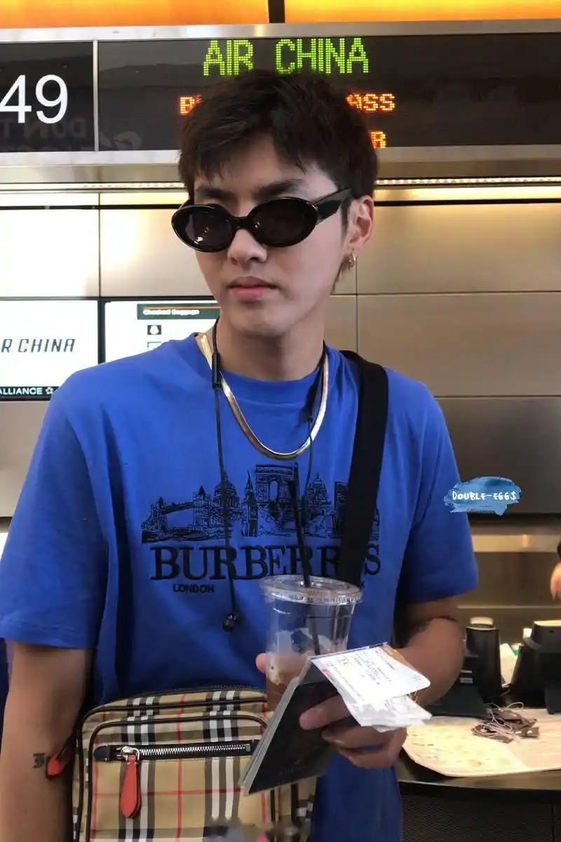 来看看路人手机里的吴亦凡,素颜无修图无滤镜,干干净净的仿佛19岁的