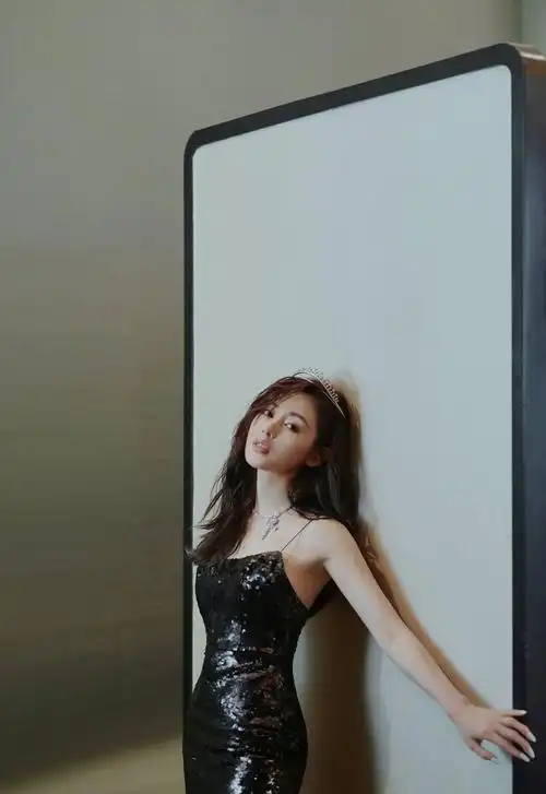 张天爱出席活动身着黑色吊带礼服搭配高跟鞋精致优雅的女神