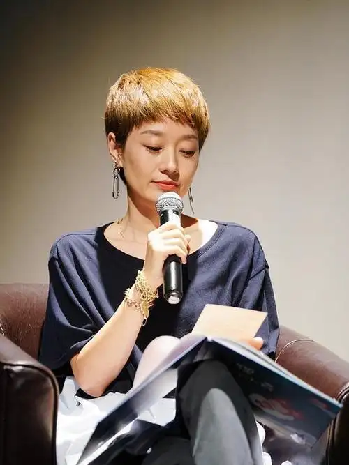 身穿简装难掩好气质,把别针当耳环真有个性|短发|妆容|发型_网易订阅