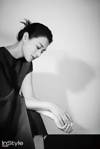 胡杏儿时尚大片从容干练 散发自信优雅独特魅力