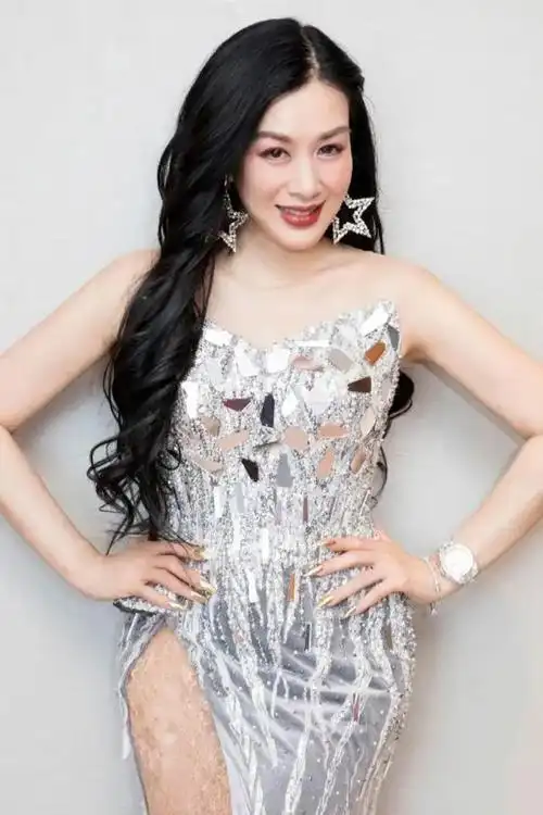 近期钟丽缇身材走样高开叉银色礼服大秀丰满身材吸睛抢眼