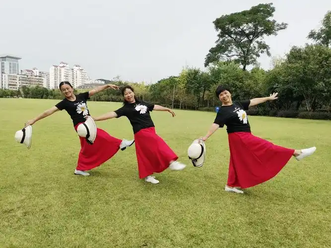 来来来!南宁的素梅也来一张"三人组"合影! 哎哟哟!