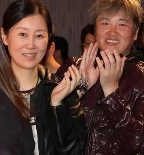 王大治和老婆戴露结婚照