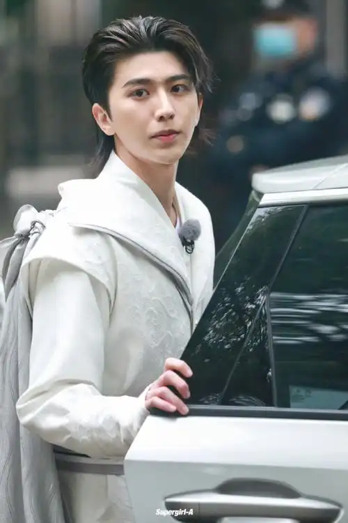 蔡徐坤白衣古装造型