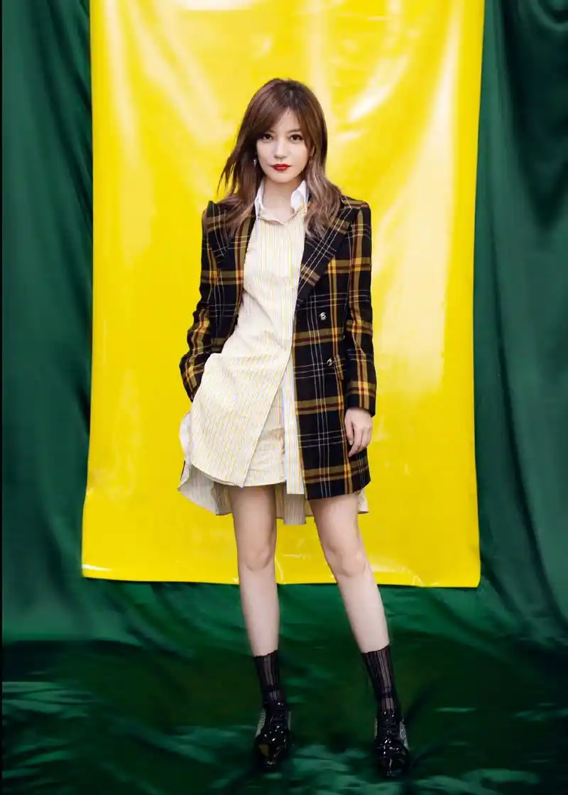 《演员请就位》导演造型,黑黄格纹拼接西装外套优雅有型,叠穿亮色格纹