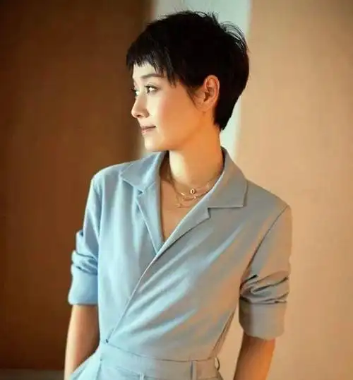 中年女人留短发才显气质?看过袁泉马伊琍的长发造型,你就明白了