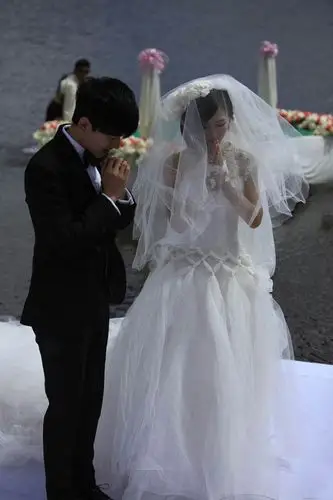 【一吻定情】张杰谢娜婚礼忘情拥吻瞬间 温情无限