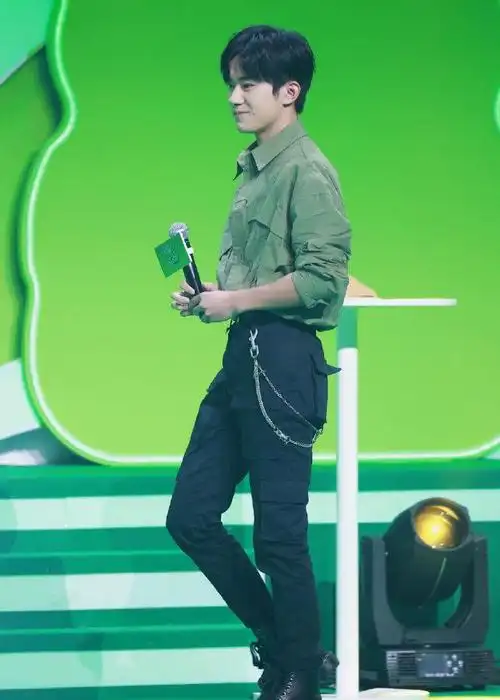 易烊千玺穿军绿色衬衣 工装裤,清新有活力,酷帅飒爽笑容超甜