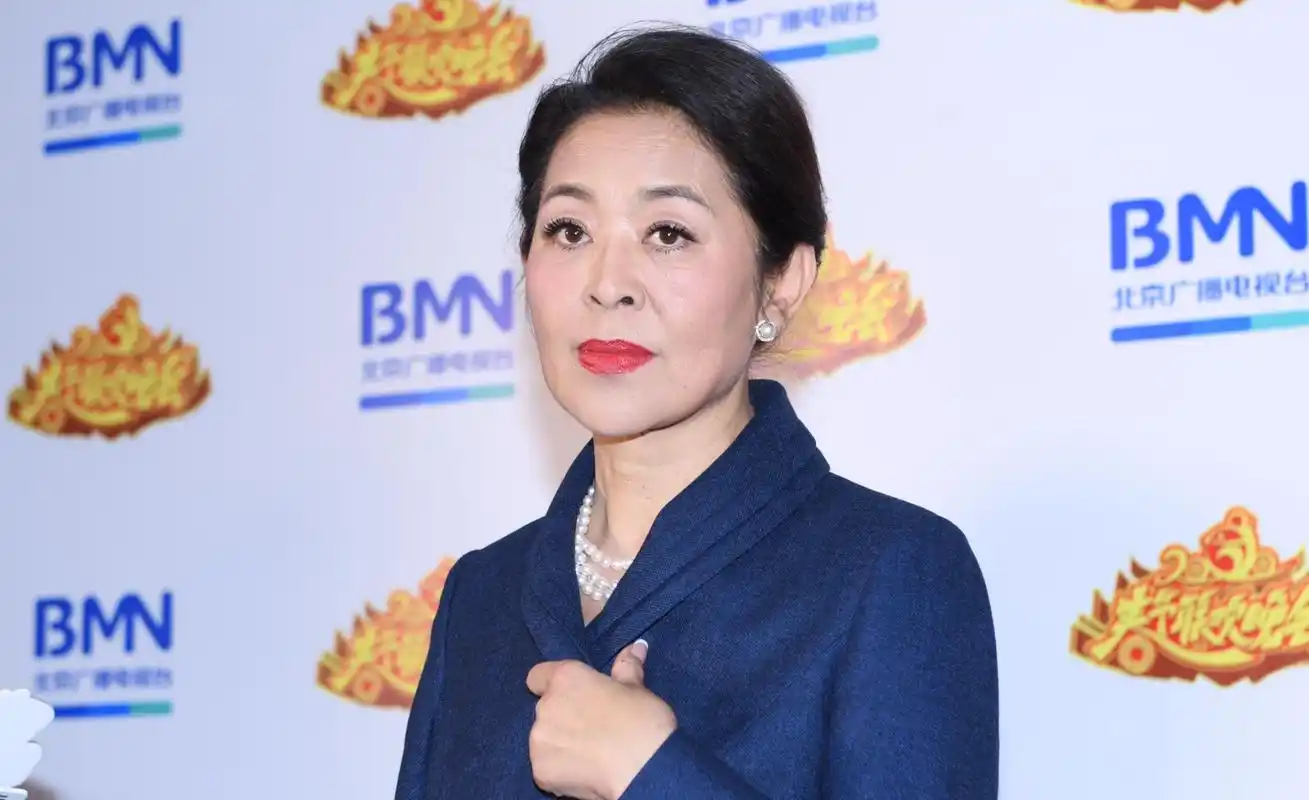 六十岁倪萍近照瘦了也美了 烈焰红唇重现当年央视一姐风范!
