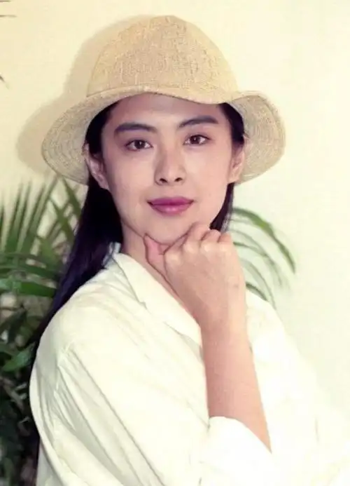 演艺界颜值天花板,却在巅峰时息影退圈的王祖贤,56岁过得如何?