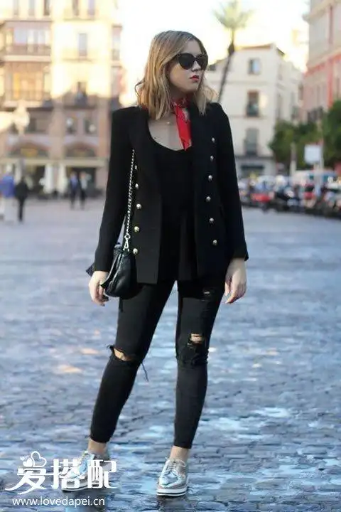 可以用银色鞋子搭配全身白look,视觉上营造出全身都是白色的同色搭配