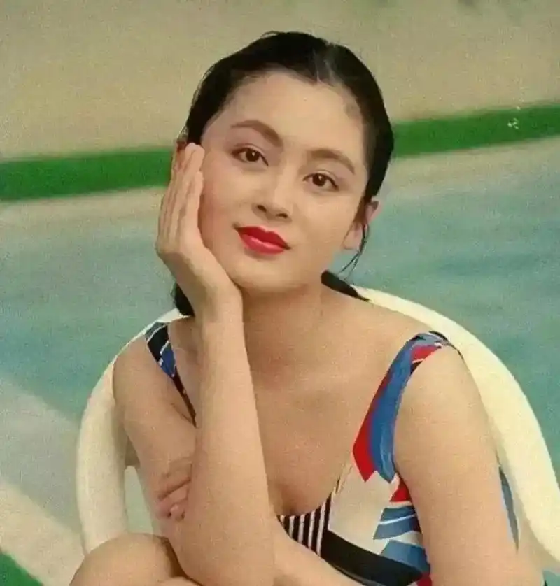 陈红年轻时的一张照片,展现出其秀丽的五官,含情的双眸以及肤若凝脂