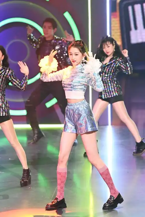 关晓彤迪斯科少女俏皮舞台照图片