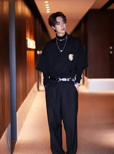 王一博穿球鞋上热搜!最节俭的明星鞋头