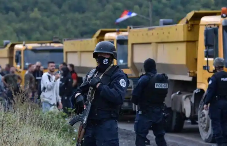 但科索沃警察强制拆除塞尔维亚人车上的牌照,他们以科索沃临时牌照