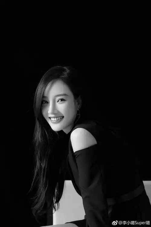 组图李小璐晒美照妆容精致眼神魅惑