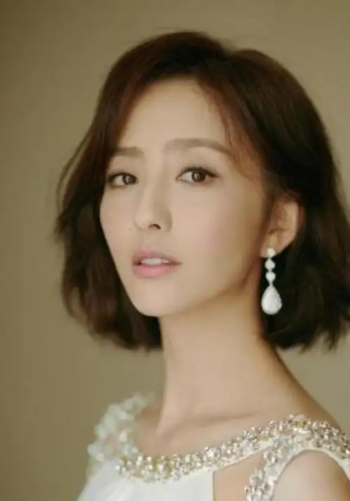 佟丽娅齐耳短发叫什么颜色_发型图片