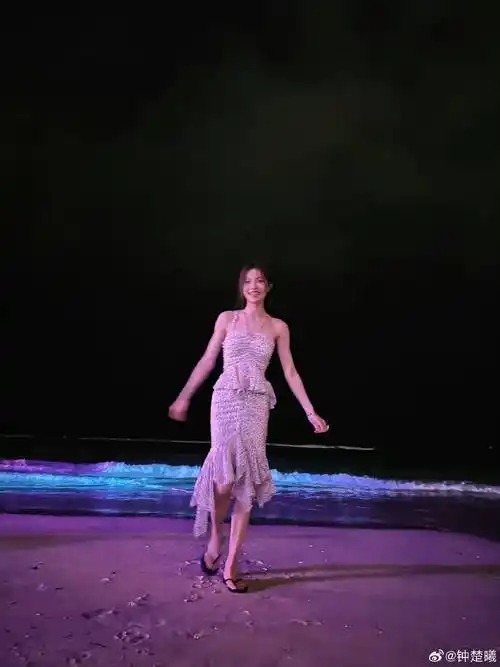 情人节官宣恋情的钟楚曦能不能直接开班?_侯雯元_礼服_化身