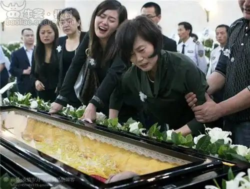 丛飞遗孀邢丹遗体告别仪式举行亲属悲痛万分(高