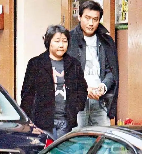 转眼间,梁家辉和江嘉年结婚20周年了,看着丈夫为了10年一次的"婚礼忙