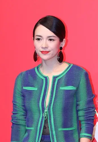 章子怡妆容精致美艳动人 单手叉兜摆pose超酷