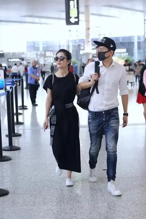 谢娜张杰走机场娜娜穿黑裙勒出蛮腰杰哥细腿抢镜躲过中年发福