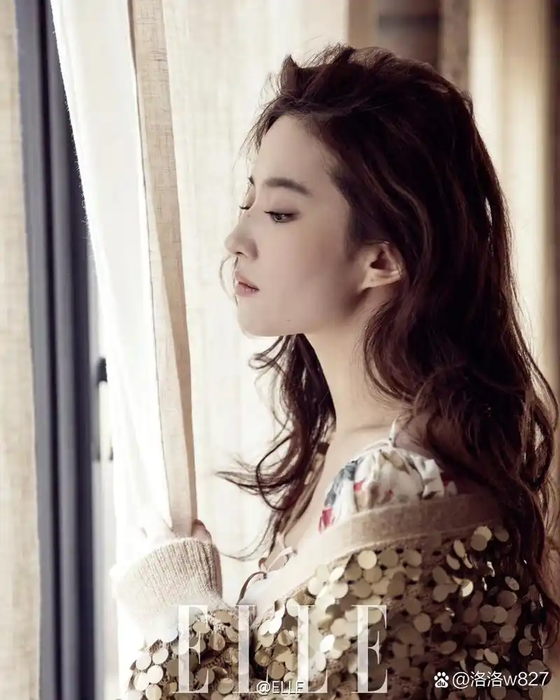 刘亦菲# 刘亦菲2016年受邀拍摄《elle》杂志封面大片