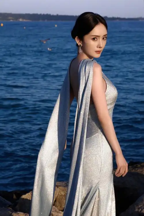 杨幂水蓝色镶钻礼服##戛纳红毯##戛纳明星造型