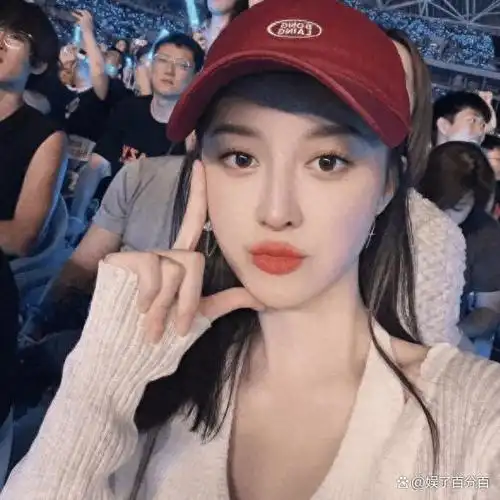 任嘉伦兰贺合照曝光被扒两人10年前就认识辛芷蕾也在吃瓜