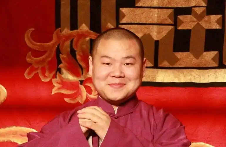 疫情期间德云社暂停营业,岳云鹏发丑照自嘲面容解锁失败