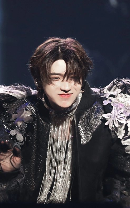 蔡徐坤演唱会造型,光是胸针就价值1235万,贫穷限制了想象!_腾讯新闻