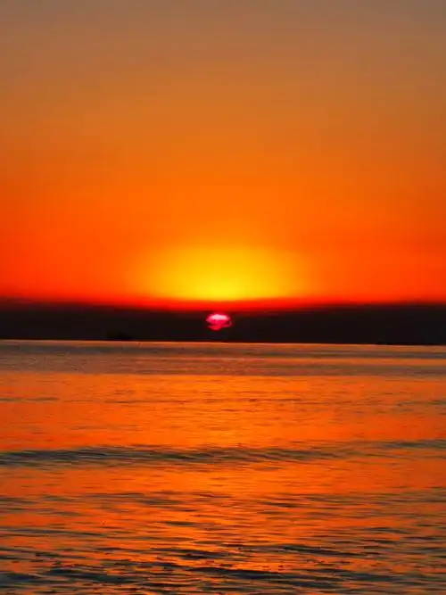 新的一轮崭新日出从海边冉冉升起,祝福兄弟姐妹们2021健康快乐,好运