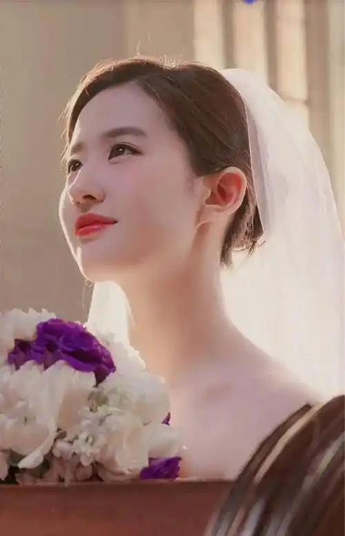 刘亦菲素颜证件照曝光,这才叫颜值巅峰,与路人合影美到发光_女明星