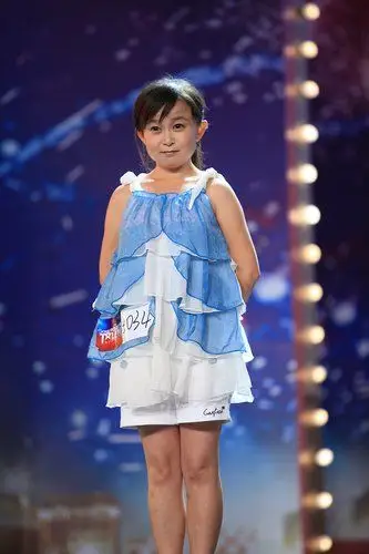 中国达人秀24强资料朱洁23岁侏儒症小女生朱洁带你遨游童话世界