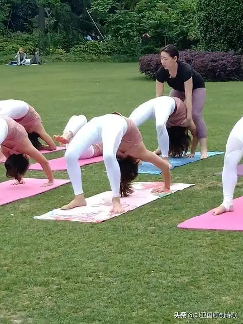 瑜伽老师练瑜伽美女学生似桃花