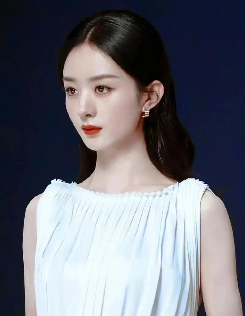 看赵丽颖的侧脸冷艳高贵,气质优雅,愁眉苦脸,很不开心!