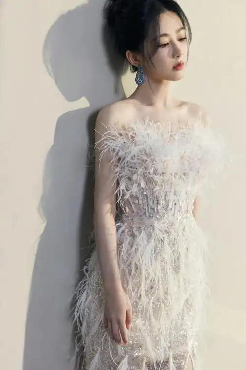 杨紫孔雀耳饰##杨紫羽毛星光裙##杨紫逆应援