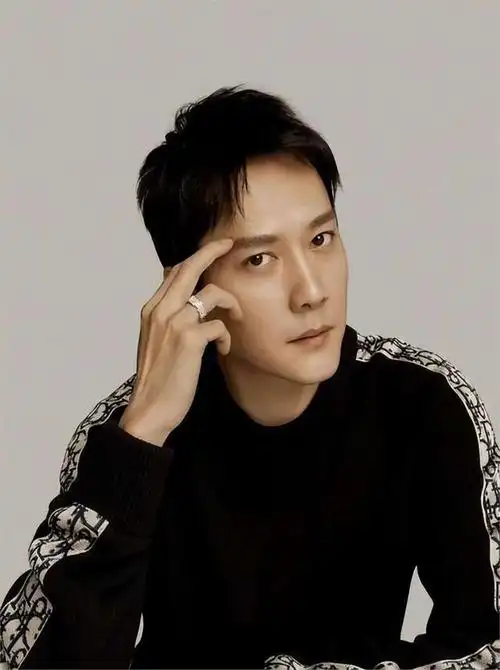 当62岁的费翔与44岁的冯绍峰同台才知道真帅和装帅差距有多大