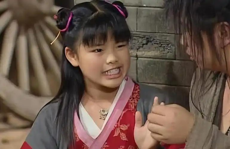 王莎莎靠莫小贝走红被嫌丑长大后即便演小配角也不整容