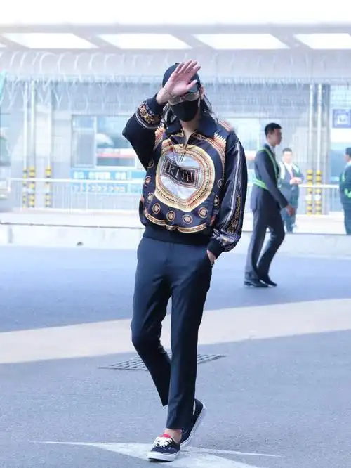 吴亦凡终于穿对了,衬衫塞进裤子里,身材比例也太优越了!