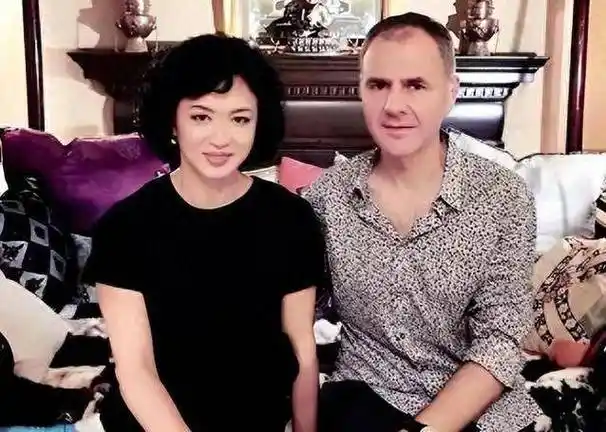 金星晒照宣布复婚与汉斯民政局领证仪式感强发文时间有深意