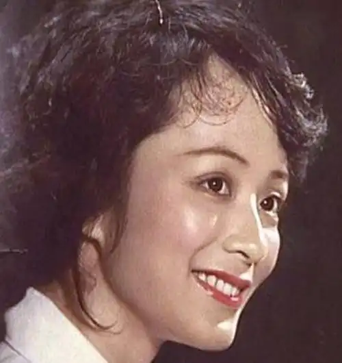 著名歌唱家谢莉斯:50岁患脑梗,67岁独女过世,把外孙女当女儿