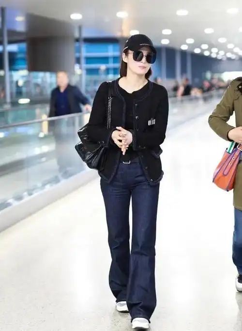 蒋勤勤换了齐肩发更时髦,穿衬衫 阔腿裤走机场,48岁美出新高度