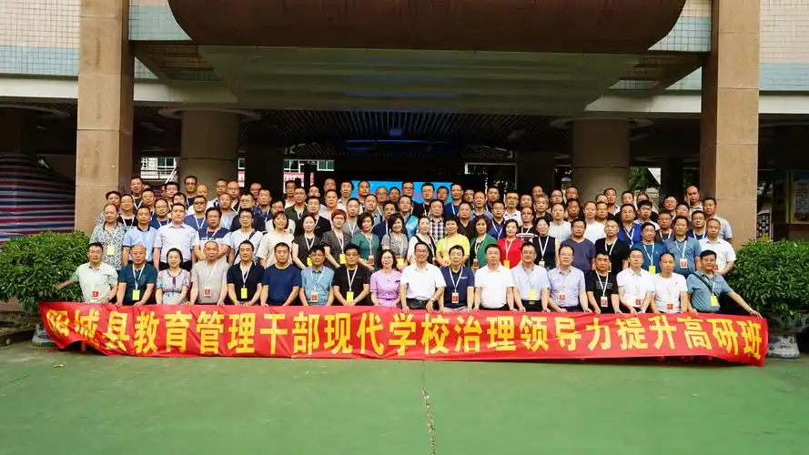 百人大家庭合影.