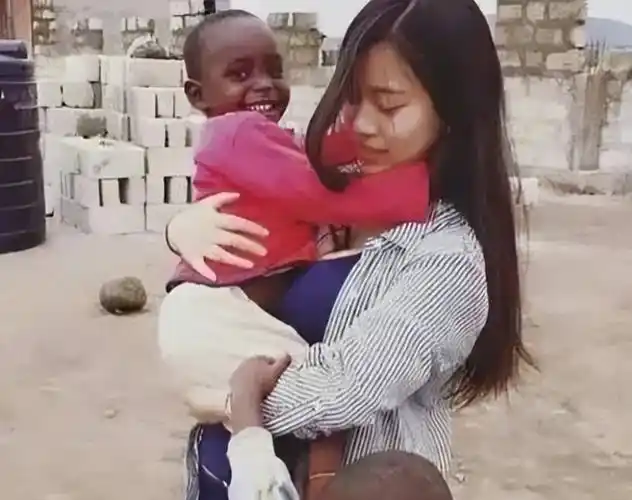 "武大校花"陈怡远嫁非洲,婚后惨遭丈夫虐待,父亲知晓绝望自缢