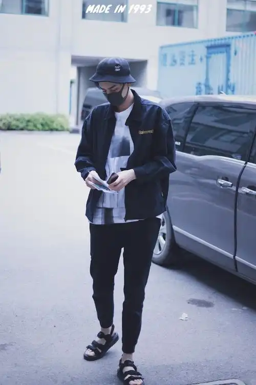 戴渔夫帽出现的胡一天 今天换凉鞋了